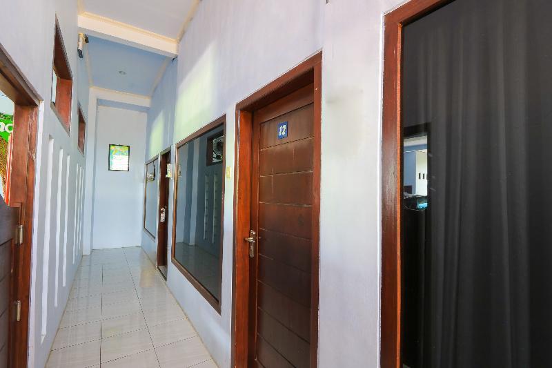 Oyo 2453 Artha Graha Vip Hotel Banyuwangi  Exterior foto